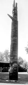 Haida House Frontal Pole
