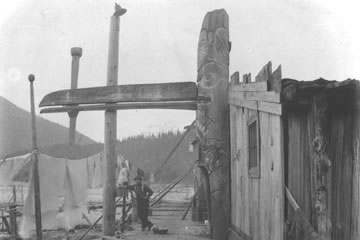 Side view of Nuxalk House Frontal Pole in situ - Talio