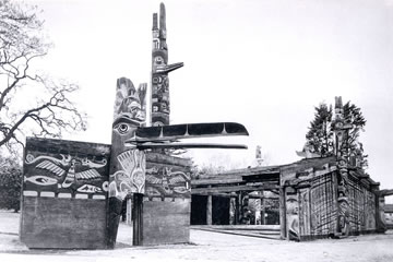 Nuxalk House Frontal Pole and Nuu-chah-nulth (Ahousaht) Ceremonial Screen with other exhibits in Thunderbird Park
