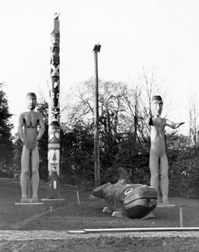 Mât totémique des Salishs de la côte (Songhees) dans le Parc Thunderbird 1950