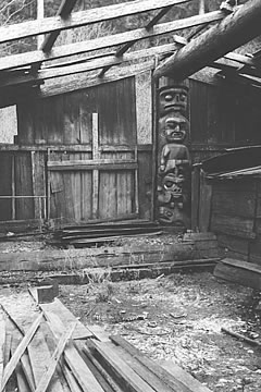 Poteau de maison Kwakwaka’wakw  (Gusgimaxw) 1870 in situ