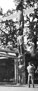 Mât totémique Kwakwaka’wakw dans le Parc Thunderbird