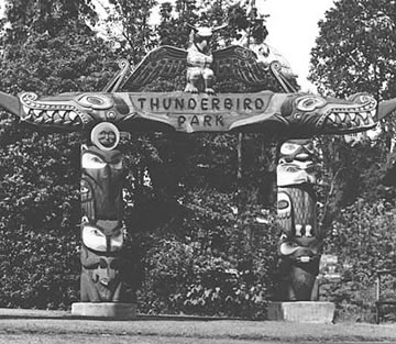 Thunderbird Park Name Portique affichant le nom du parc Thunderbird