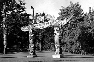 Portique affichant le nom du parc Thunderbird