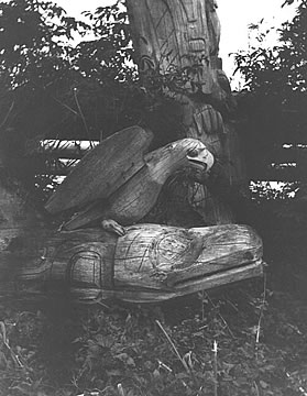 Épaulard, sur lequel était perché autrefois un aigle sculpté. Ceci était un monument à la mémoire d’une personne importante dans la communauté