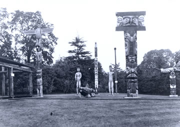 Statues d’accueil Nuu-chah-nulth (Huu-ay-aht) dans le Parc Thunderbird