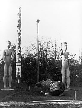 Statues d’accueil Nuu-chah-nulth (Huu-ay-aht) dans le Parc Thunderbird