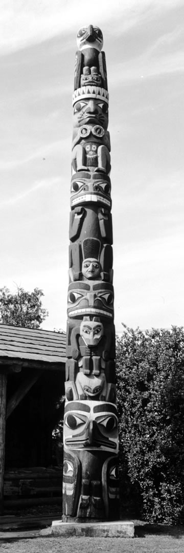 Mât totémique haida, 1925