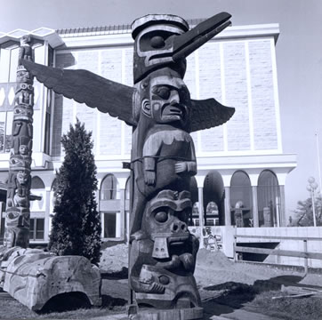 Mât totémique Kwakwak’wakw avec la musée