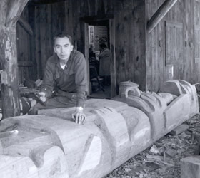 Henry Hunt dans le parc Thunderbird (1967) avec un mât sculpté pour la Compagnie de bois Alsford de Berkhamsted (Angleterre)