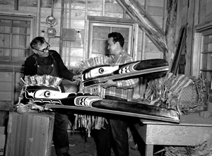 Mungo Martin et David Martin dans l'atelier de sculpture du parc Thunderbird