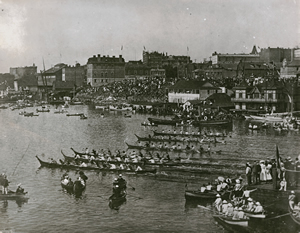Des membres des Premières Nations en compétition dans le port de Victoria en 1904,  utilisant des pirogues de course de style moderne