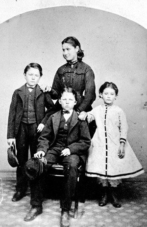 Les enfants survivants de John et Cecilia : Harry, James, Amy et Edith. Archives de la C.-B. : A-01358