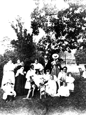 Goûter dans le jardin des Helmcken (aux environs de 1910)