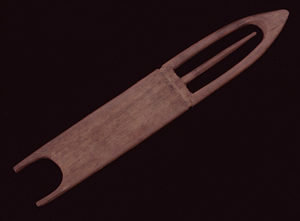 Cet outil à fabriquer les filets vient probablement des Salishs de la Côte. Sa forme s’inspire d’un prototype européen.