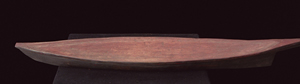 Le type de pirogue le plus communément utilisé par les Salishs de la Côte possédait une proue basse et pointue avec une fente au bout et une poupe à angle droit, comme illustré par cette maquette.