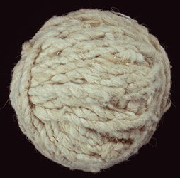 Une pelote de laine de chèvre de montage filée par une femme salish de la Côte durant la première moitié du XXème siècle. 