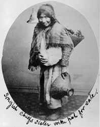 La sœur du chef James Sqwakeyuks posa pour le photographe Frederick Dally dans son studio de Victoria au cours des années 1870. 
