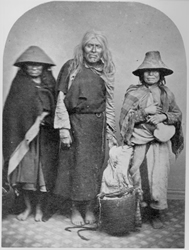 Les Songhees posèrent pour Frederick Dally dans son studio de photo dans les années 1860. La femme qui se trouve à droite est la sœur du chef James Sqwameyuks