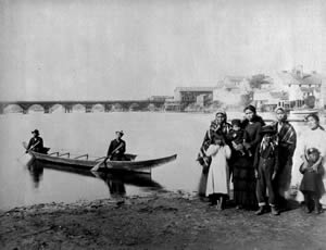 Familles songhees avec une pirogue (du style de celles que l’on trouve dans le nord) dans la baie James en 1875. 
