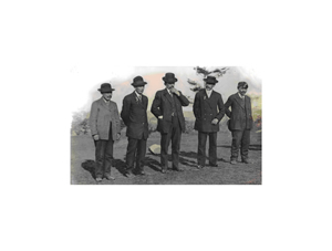Les membres du conseil tribal songhees photographiés durant la cérémonie donnée à l’occasion du relogement de l'Ancienne Réserve songhees, qui fut transferrée du port de Victoria à Esquimalt en 1911. 