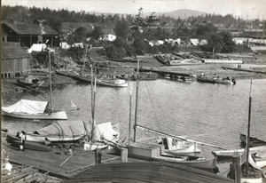 Au début des années 1900, beaucoup de membres des Premières Nations échangèrent progressivement leurs pirogues traditionnelles contre des bateaux de pêche de la rivière Columbia faits de planches et équipés de voiles. Cette photo fut prise près de la pointe Hope, dans l’Ancienne Réserve songhees. 
