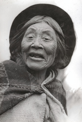 Une femme non-identifiée photographiée dans l'Ancienne Réserve songhees près du Pont de la rue Johnson. 