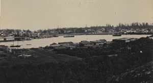 Le terrain sur lequel se trouve maintenant le parc Thunderbird est situé au centre à l’arrière-plan de cette photo de l’Ancienne Réserve songhees, prise en 1860. Elle fait partie d’une vue panoramique photographiée par Arthur Vipond. 