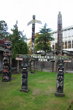 Portique affichant le nom du  parc Thunderbird