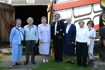Sœur…, sœur…, sœur…, Mickey King, sœur…, Mary Helmcken et … lors de l’inauguration du site web du parc Thunderbird le 18 mai 2006.