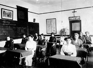 Élèves assises à Sainte-Anne de Victoria (aux environs de 1910)