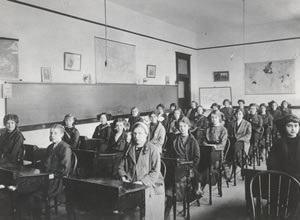 Salle de classe de l’Académie Sainte-Anne (aux environs de 1910)
