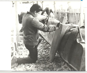 Tony Hunt working on the Raven’s beak for the Expo 67 pole